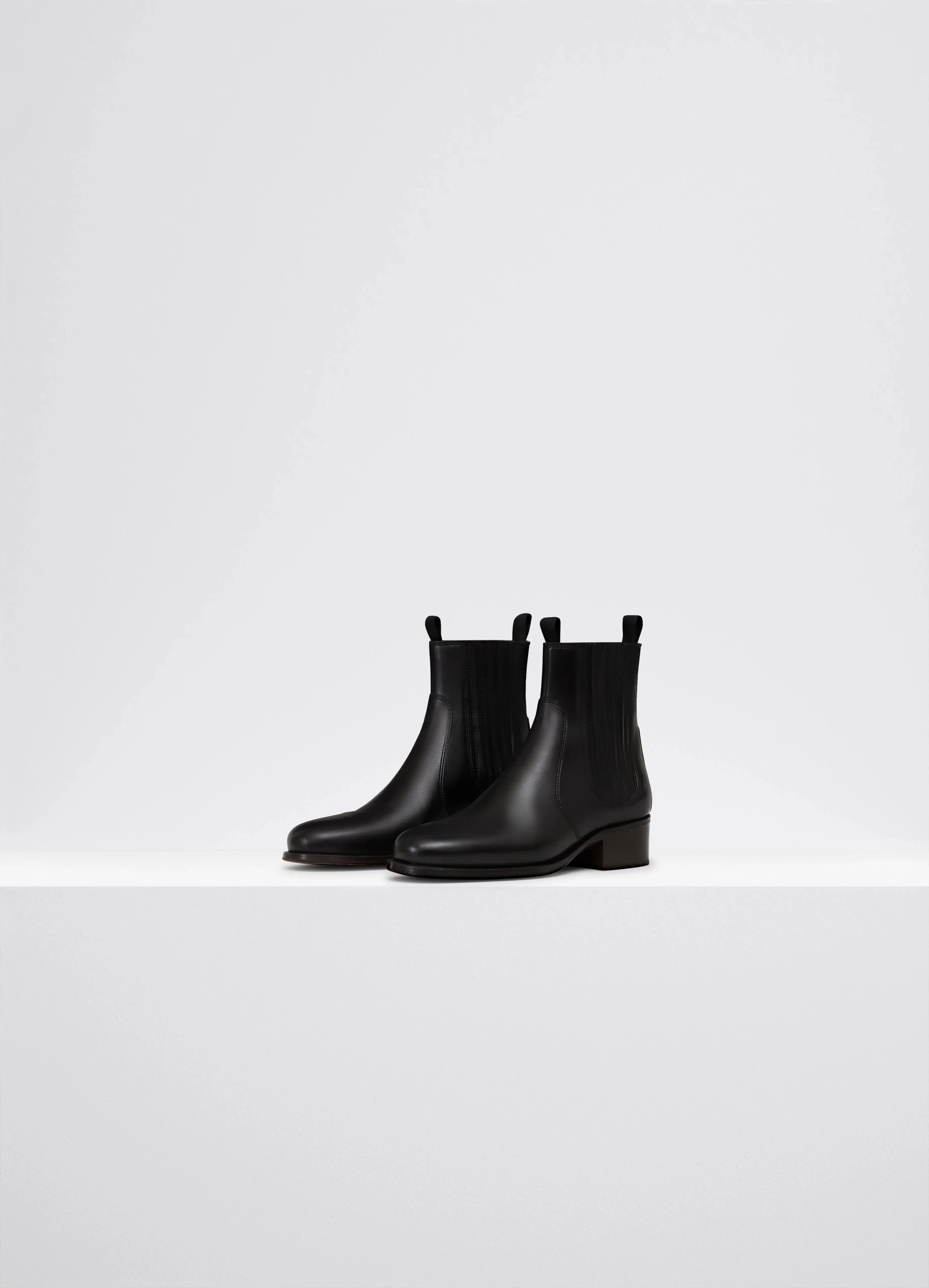 CHELSEA BOOTS