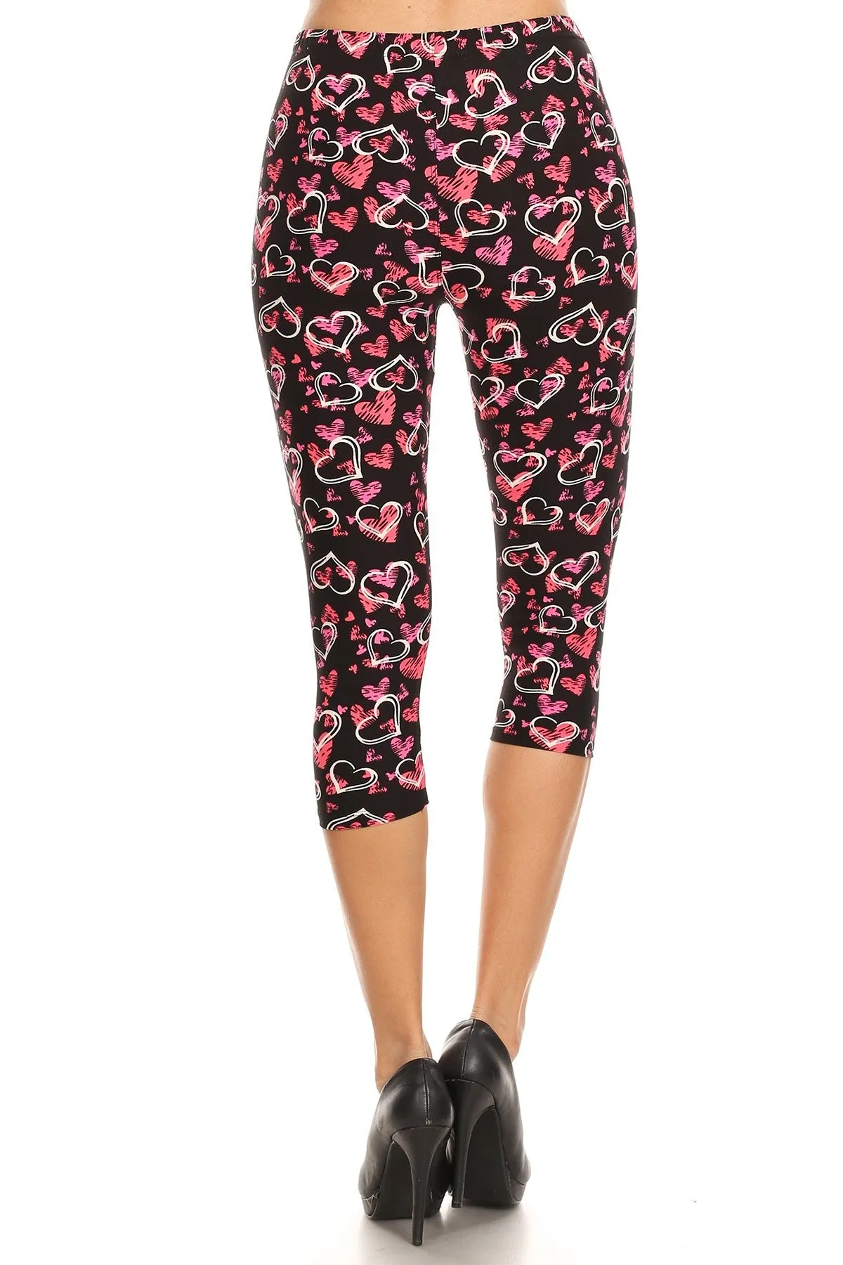 Women's Plus Outlined Hearts Printed Cropped Capri Leggings